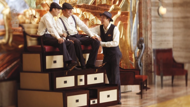 The influence of the 1930s can be seen upon arrival in the lobby, where doormen and bellboys, dressed in specially designed uniforms, welcome guests