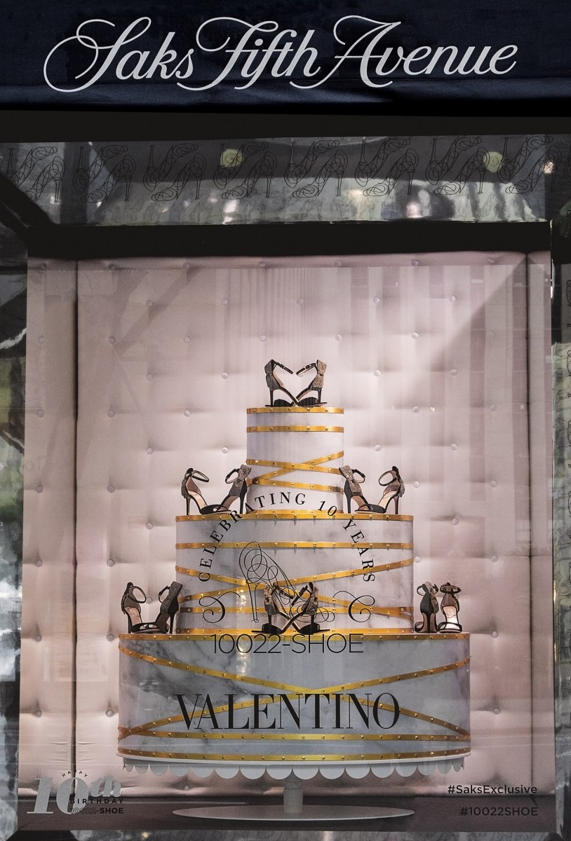 2019 Louis Vuitton at Saks Fifth Avenue Holiday Window, Mi…